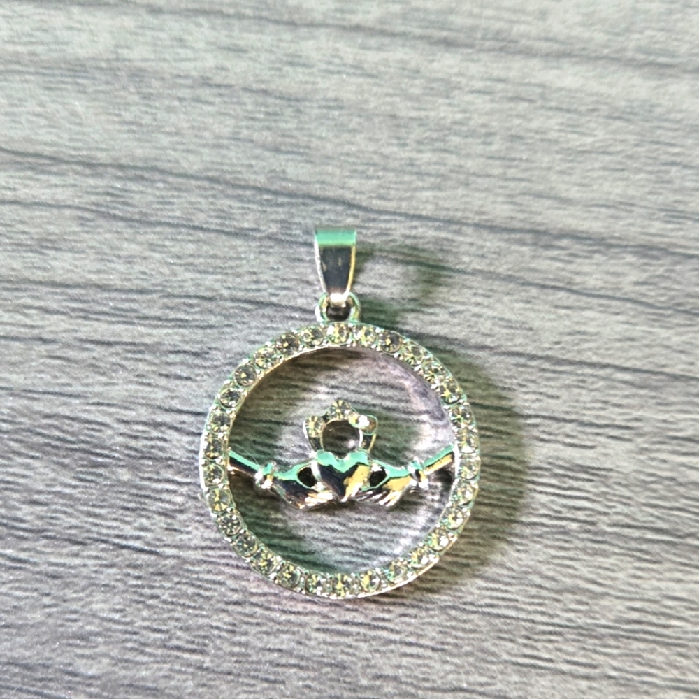 Claddagh Circle Charm NWOT New Without Tags Silvertone Bling Jewelry Irish Heart - Picture 2 of 5